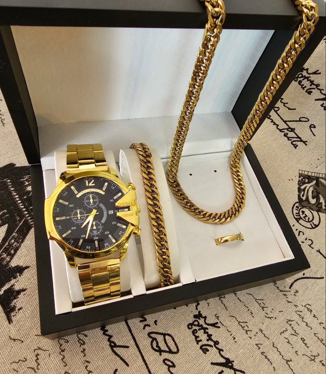 ست مردانه ساعت ودستبند وانگشتر وگردنبند برند شرکتی  رنگ ثابت