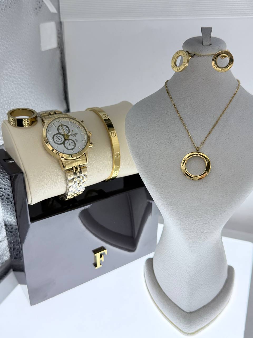 ساعت برند سیتیزن طرح سه موتوره تقویم دار ساعت اف خورده و گردبند  کوشواره دسبند و حلقه استیل درجه یک کیفیت استیل بالا