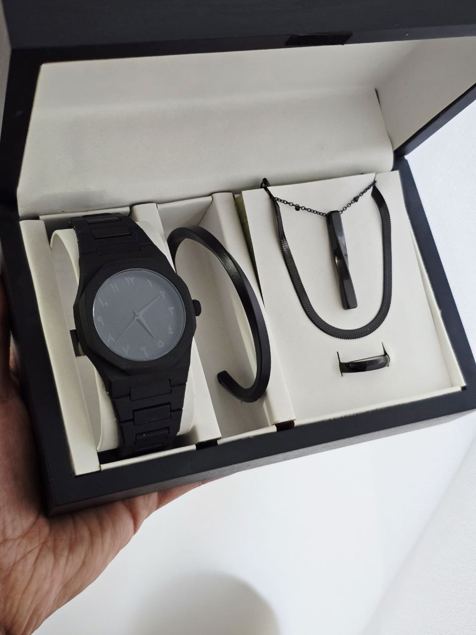 ست مردانه  ساعت سیلیکنی مشکی طرح AP  و بنگل و  گردنبند و حلقه  بهمراه جعبه کادویی و باتری یدکی
