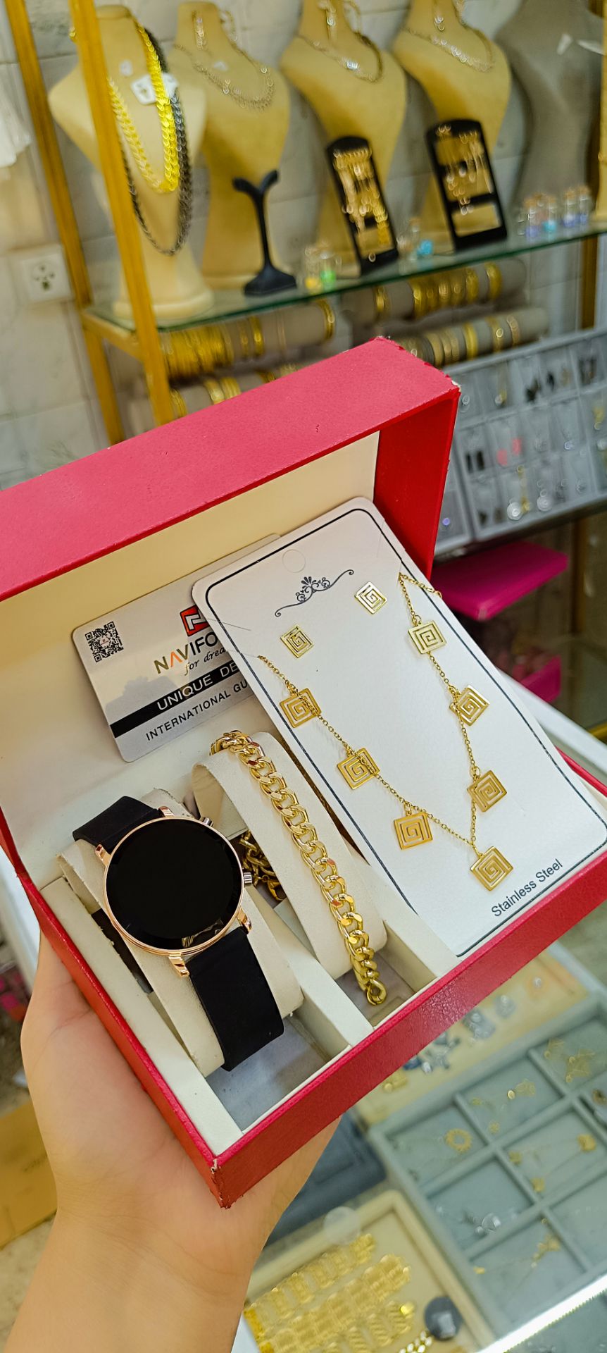 ست جدید دخترانه همراه ساعت ال ای دی دسته ژله ای همراه دستبند کارتیر نیم ست جدید  و انگشتر نگیندار