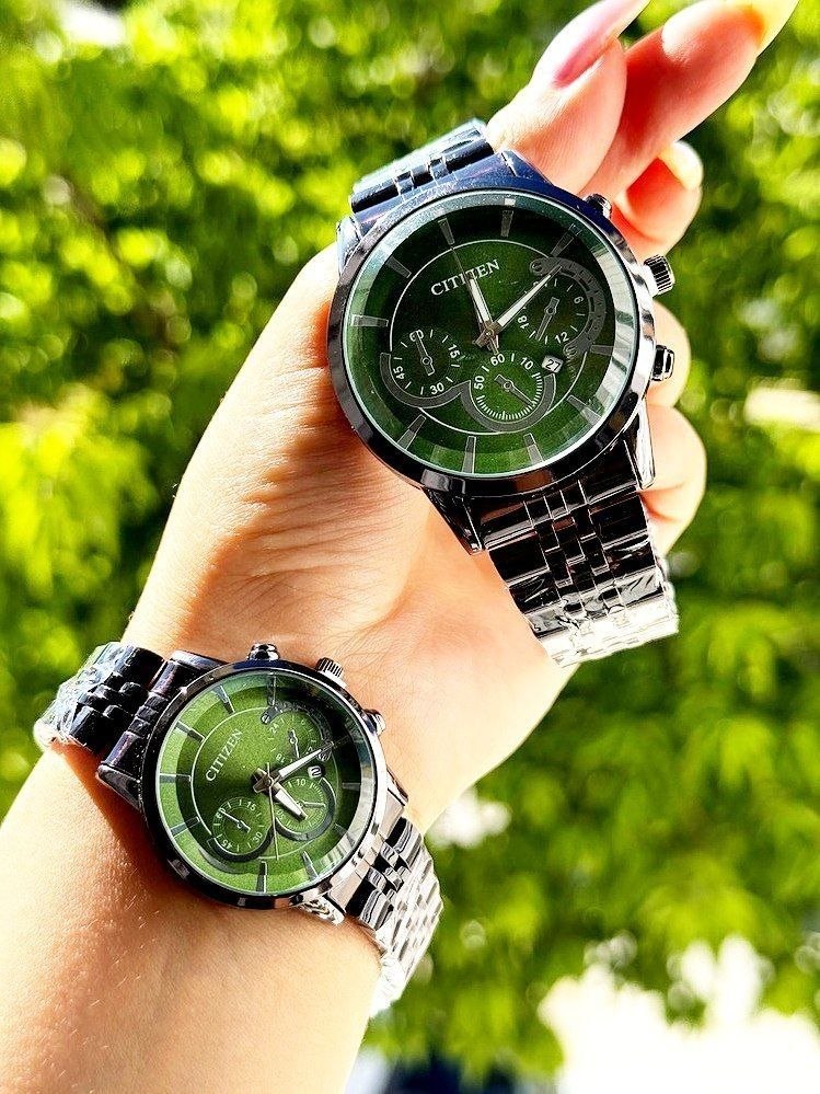 ست ساعت مچی زنانه و مردانه سیتیزن (Citizen) مدل VIP تمام مشکی با طراحی صفحه کرنوگراف (طرح سه موتور)  مشخصات کلی این ست ساعت: برند: ست سیتیزن (Citizen vip) نوع طراحی: ست جفت (زنانه و مردانه) تمام رنگها با استایل لوکس و کلاسیک ویژگی‌های ظاهری: بدنه و بند استیل، فرم صفحه گرد، شیشه معدنی مقعر با کیفیت و عقربه‌های نقره‌ای نوع موتور: کوارتز (باتری‌خور)  با عملکرد تک موتور فعال (طرح سه موتوره تزئینی)