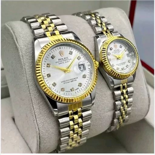 ست ساعت رولکس مدل دیت جاست موتورهای کوارتز (باتری‌خور) تاریخ فعال میباشد طراحی صفحه: صفحه مشکی با نشانگرهای ساعت نگینی و نمایشگر تاریخ در موقعیت ساعت ۳ (همراه با عدسی بزرگ‌نمای ذره‌بینی)  بدنه و بند: از جنس استیل    قاب: دارای دور قاب شیاردار