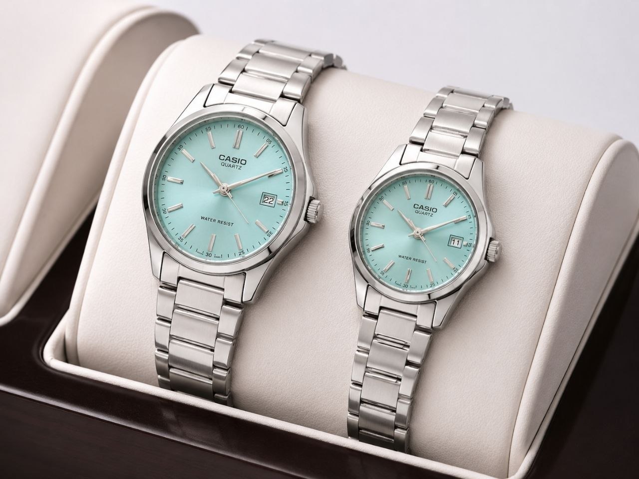ست ساعت زنانه و مردانه ☑️CASIO      ☆☆☆☆  ▪︎high quality👌  > ست  زنونه مردونه  پرطرفدار کاسیو<<  قفل کلیپسی کیفیت سفارشی  دارای روز شمار  مقاوم دربرابر آب  بند استیل موتور کوارتز  رنگ سیلور