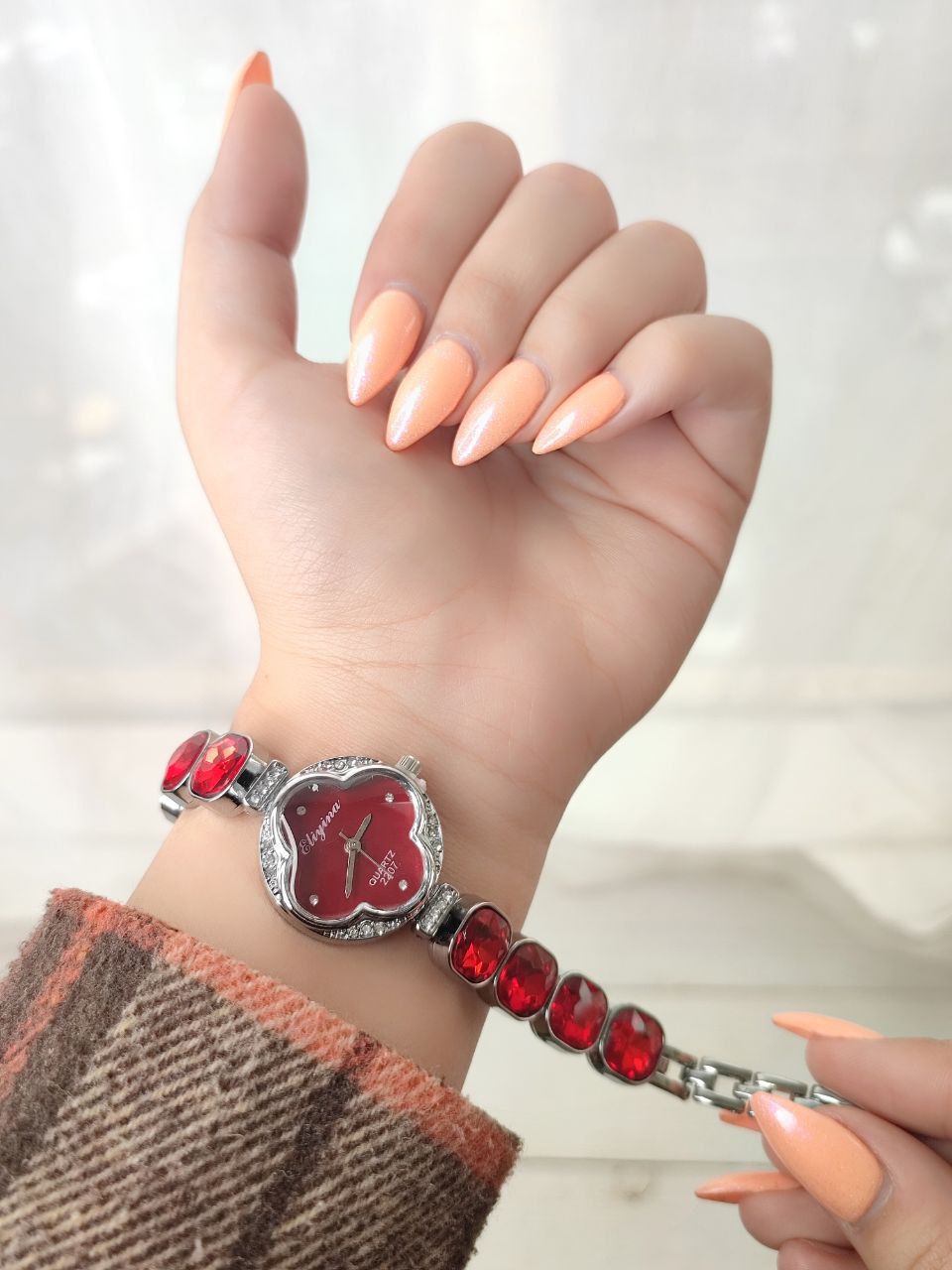 ساعت زنانه مارک الینا 5208899 ساعتی شیک با بندهای نگین‌دار و صفحه‌ی رنگی متنوع.