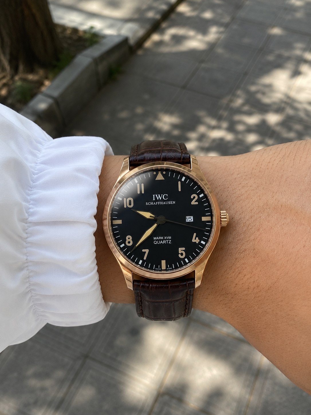 IWC  MARK XVIII ساعت ای دابلیو مناسب آقایان  موتور کوارتز قفل کمربندی  بندچرمی  قهوه ای  صفحه نمایش اعداد دارای روز شمار قاب رزگلد مناسب استایل رسمی وروزمره