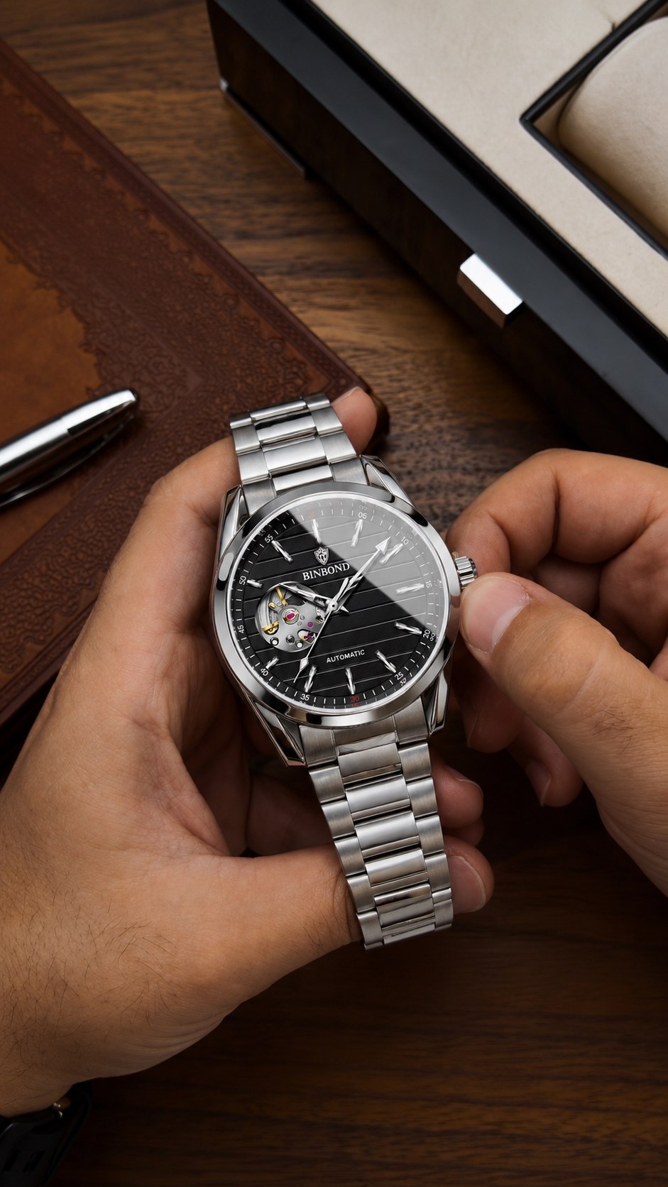 ساعت مچی مردانه ☑️BIN BOND   《highe quality》       🫆Original watch               ⌚️بین باند مدلی نو  مناسب آقایان  سبک تجاری موتور اتوماتیک  مقاوم دربرابر آب برندشرکتی اوریجینال  پشت قاب نمایشگر   ضخامت ۱۴میل  قطر صفحه ۴۳میل بند استیل فولاد شیشه سافایر  شب نما قفل دو پروانه
