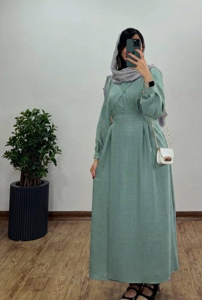 مانتو زنانه 97522  مانتو بلند ماهک 👗✅قد کار 125 ✅دورسینه : 114 ✅قد استین:57 ✅️فری تا 48 ✅️پشت کش ✅️بند تنظیم دارد ✅️یقه‌ی ضربدری، آستین‌های پفی با دکمه‌ و پیله‌های پایین دامن  🧵جنس : شانتون صوفیا درجه یک 🖌 رنگ بندی :  مشکی - موکا - سبزبنتون - سرمه - کله غازی - نخودی - کرم روشن - طوسی -  ⚜️ سایز ها : فری سایز -