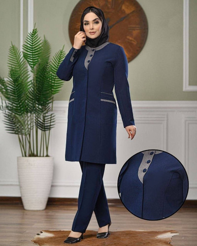 مانتو اداری نیکی 👗✅️سایزبندی: 1:40_44 مانتو:دورسینه108 دورباسن110 شلوار: دورکمر104 باسن:112 2:46_50 ✅️مانتو:دورسینه116 دورباسن120 شلوار:دورکمر110 باسن116 ✅️قدمانتو:93_95 ✅️قدشلوار:98_100 ✅️قد استین:57 🧵جنس : جنس پرشیا پرومکس 🖌 رنگ بندی : مشکی - طوسی - سرمه ای - ⚜️ سایز ها : 1 - 2 -