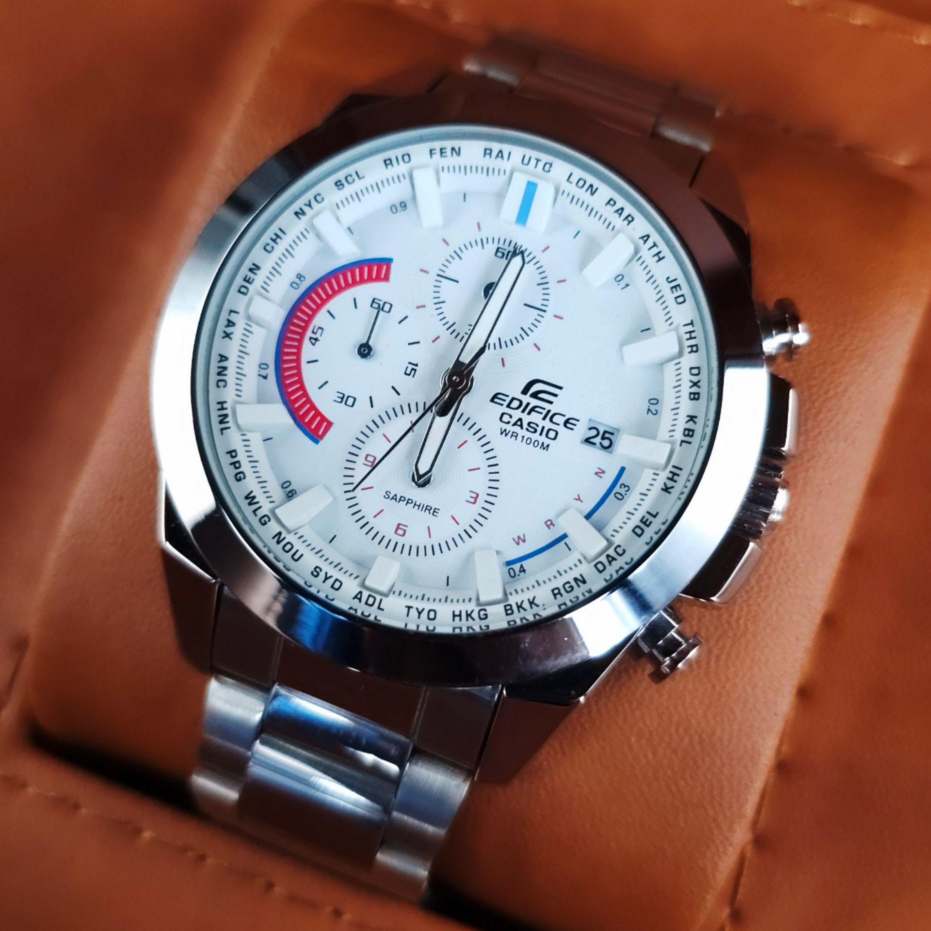 ساعت مچی مردانه.   casio edifice  ساعت مردانه    سه موتور فعال موتور ضداب گرید A++ دارای روزشمار  قاب دوار شیشه‌ای در قاب پشت ساعت پیچ تنظیم قفلی بند و قفل استیل رنگ ثابت شیشه  کریستال ضدخش