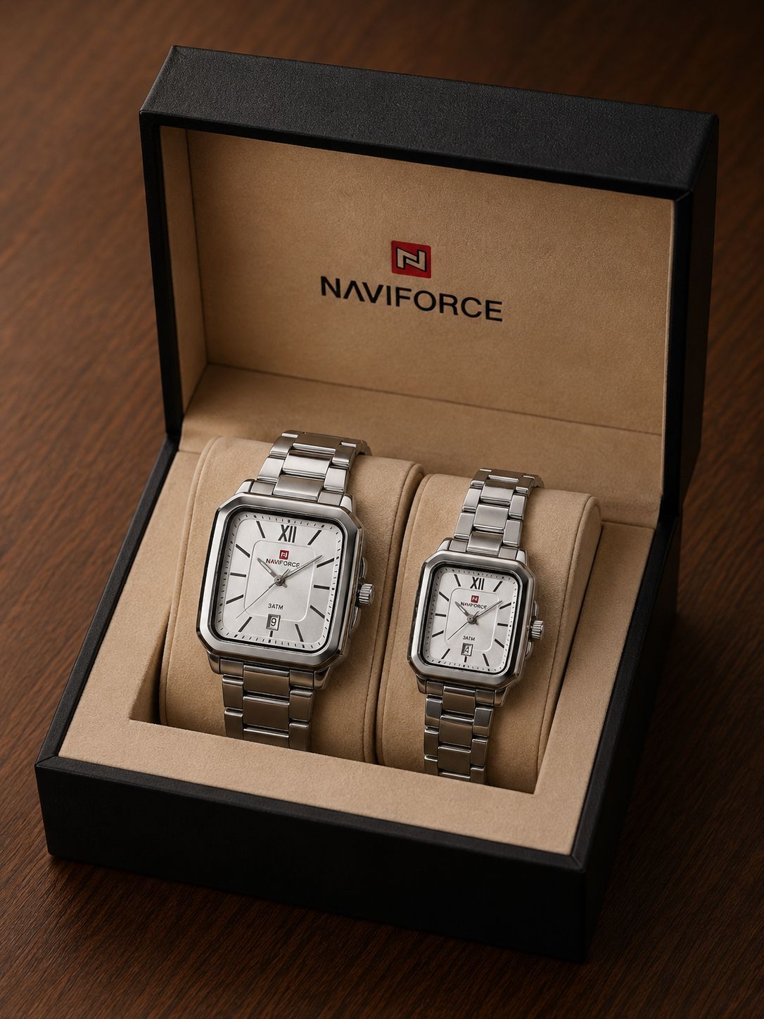 ست ساعت  NAVIFORCE ⌚  ✨ مناسب برای ست زوج‌ها و هدیه 🔹 برند: NAVIFORCE 🔹 ست شامل: ۱ عدد ساعت مردانه + ۱ عدد ساعت زنانه 🔹 جنس بند: استیل ضدزنگ 🔹 رنگ بند: نقره‌ای 🔹 صفحه: سفیدو سبز  با اعداد رومی 🔹 نمایش تاریخ: دارد 🔹 موتور: کوارتز 🔹 شیشه: مقاوم در برابر خط‌وخش 🔹 قفل: تاشو 🎁 بسته‌بندی شیک و مناسب هدیه 🛡️ یک سال گارانتی موتور  💎 یک انتخاب شیک و خاص برای زوج‌ها و هدیه‌های دو نفره