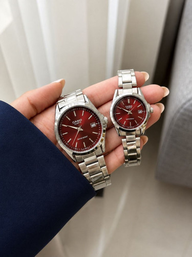 ست ساعت زنانه و مردانه ☑️CASIO ☆☆☆☆ high quality👌 زنونه پرطرفدار کاسیو ✅ مونتاژ با کیفیت بالاتر(پریمیوم) قفل کلیپسی دارای روز شمار مقاوم دربرابر آب بند استیل موتور کوارتز رنگ سیلور