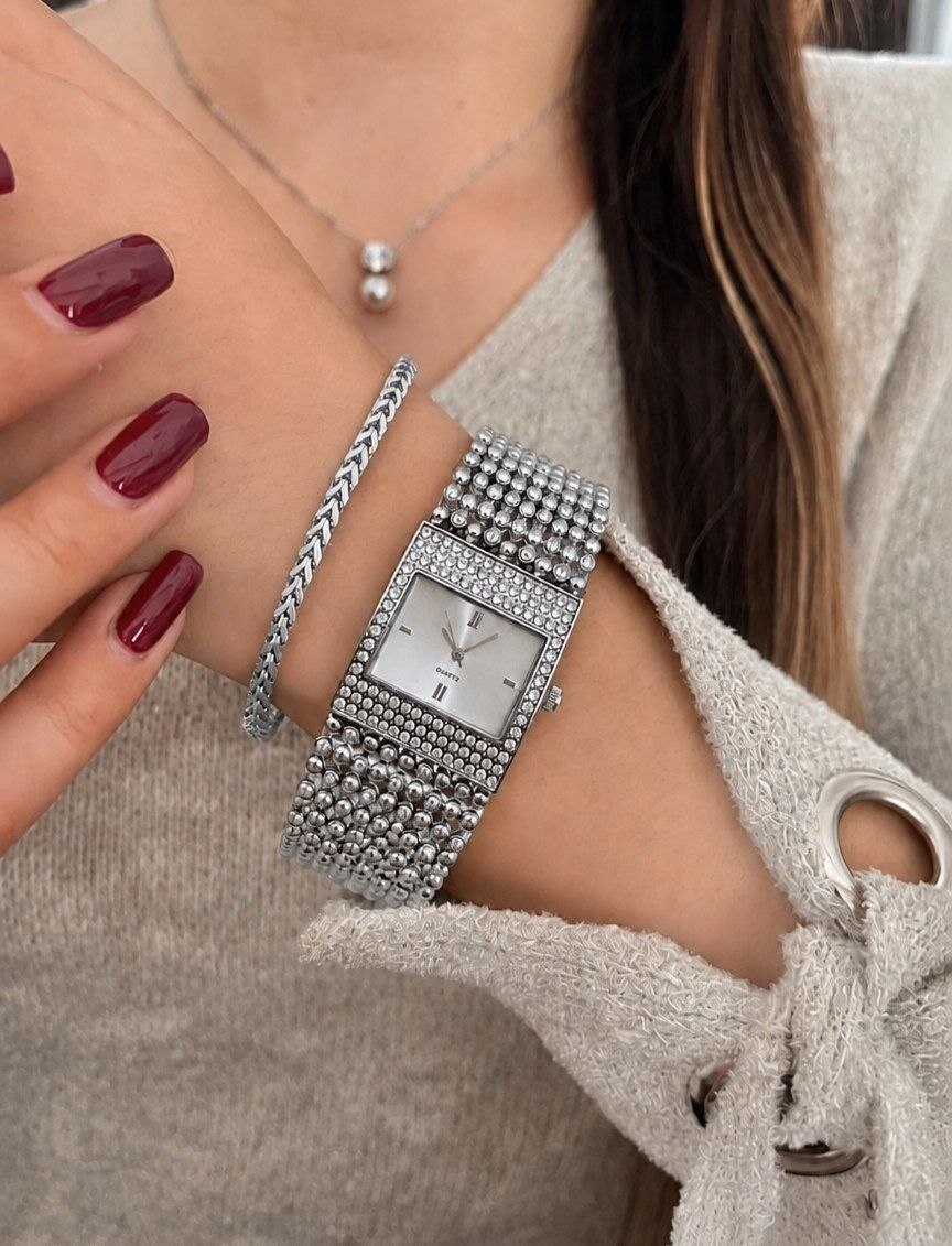 ساعت مچی زنانه ☑️TIFFANY   jewellery        ✨ ظرافتِ نقره‌ای، درخششِ بی‌نظیر ✨  اکسسوری‌ای که استایل رو کامل می‌کنه 🤍   ♤تیفانی مکعبی خاص  طرح تیفانی قفل دستبندی  موتورکوارتز  قاب نگینی