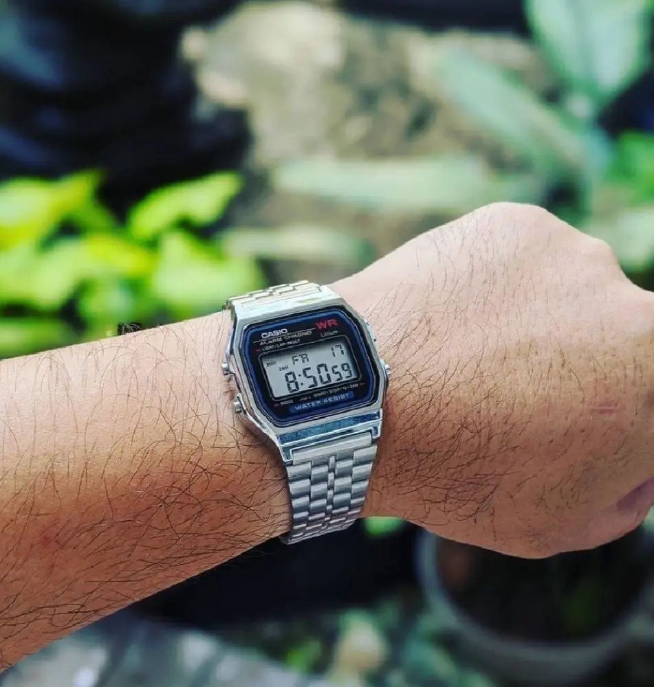 ⌚ساعت کاسیو نوستالژی Casio A159WA-N1  محصول کاملاً اورجینال طول عمر باتری تا چندسال (باتری CR2016)  نمایش تاریخ، ماه، روز هفته و حالت شب و روز  ضد آب   دارای تقویم خودکار  دارای نور صفحه  دارای آلارم (هشدار)  بدنه و شیشه از جنس رزین مقاوم  بند از جنس استیل  اندازه قاب: 36.8 × 33.2 میلی‌متر ضخامت قاب: 8.2 میلی‌متر وزن: 44 گرم کاسیو نویس  ساخت کشور ژاپن  اورجینال همراه جعبه اورجینال