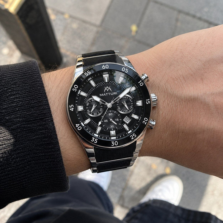 ساعت مچی مردانه ⌚ MATTURI NEW ARRIVAL 🖤⌚️ MATTURI | NEW DROP Original watch 💎 متّوری🔥🔥🔥 ترکیب جذاب طراحی اسپرت و لوکس ◾️صفحه مشکی با طراحی چندلایه و جزئیات چشمگیر ◾️برند شرکتی اوریجینال ◾️گارانتی معتبر ◾️قطرصفحه ۴۵ میلیمتر ▪️شب نما ▪️قفل کلیپسی ▪️دارای روز شمار ▪️کرنوگراف با سابدایالهای کاربردی ▪️نمایش ۲۴ ساعته ▪️موتور کوارتز ▪️ بند مشکی با طراحی متفاوت و اسپرت ▪️شیشه معدنی با انعکاس جذاب و ظاهر پریمیوم ▪️مناسب استفاده روزمره، استایل اسپرت و نیمهرسمی
