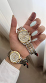 BOND Couple watch👩❤️💋👨 《highe quality》 watch ⌚️بین باند مدلی نو مقاوم دربرابر آب برندشرکتی دارای روز شمار ایام هفته بند استیل فولاد شیشه سافایر شب نما قفل دو پروانه موتور کوارتز